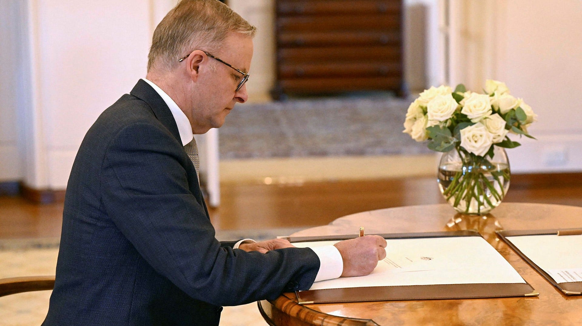 Laborledaren Anthony Albanese har svurits in som ny premiärminister i Australien. För tillfället dock bara för en övergångsregering.