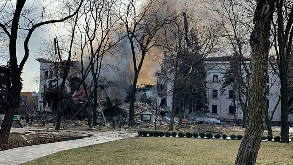 Фотографии, опубликованные Павлом Кириленко, губернатором восточного Донецка в приложении Телеграм в соц.сетях. На фото здание мариупольского театра после атаки.