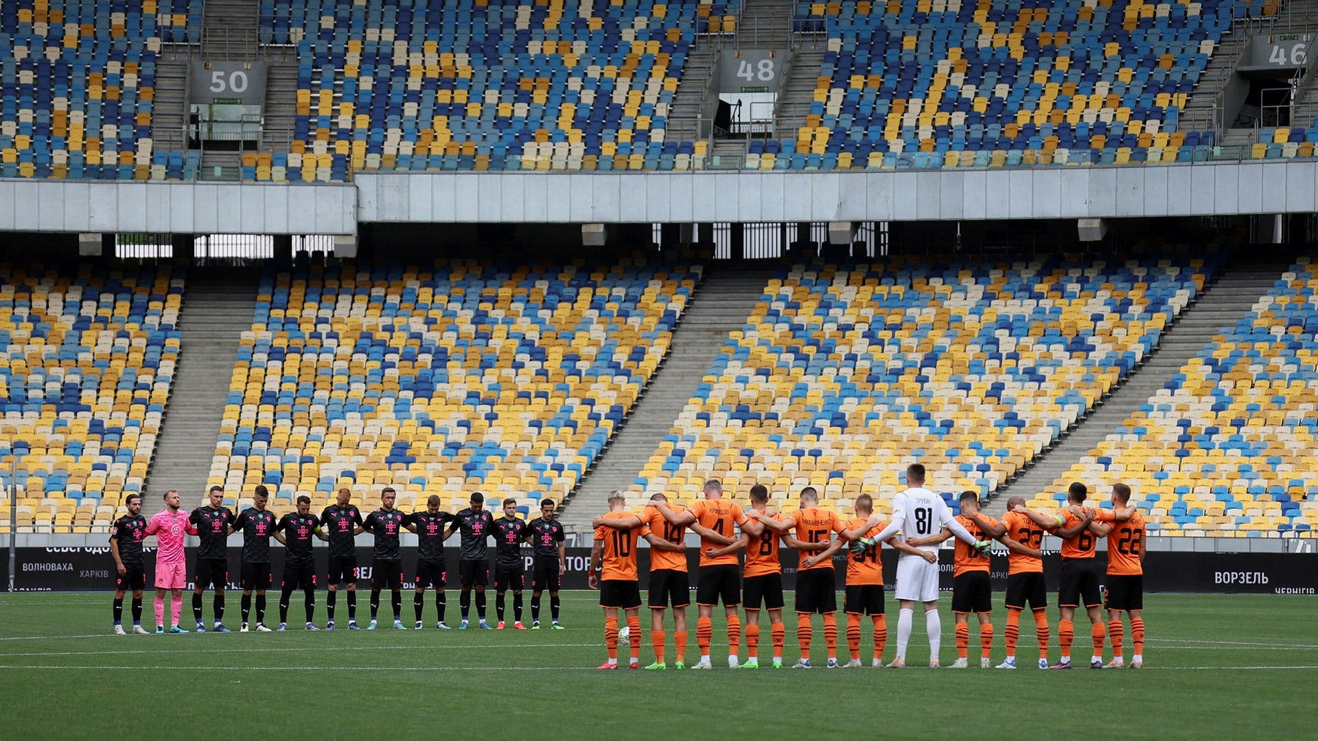 Spelarna i Metalist 1925 och Sjachtar Donetsk inför första ligamatchen i Ukraina sedan förra säsongen avbröts på efter Rysslands invasion.