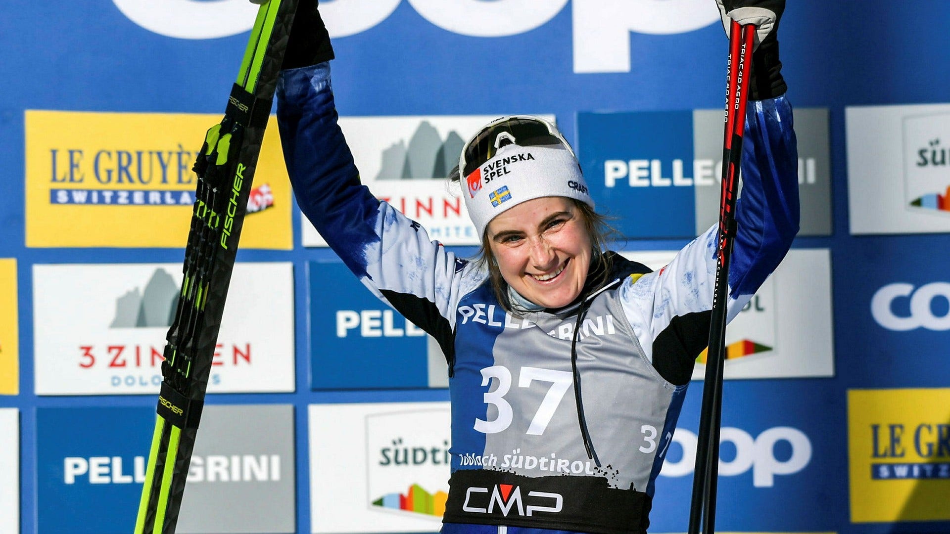 Ebba Andersson firar segern på 10 kilometer fristil i Italien.
