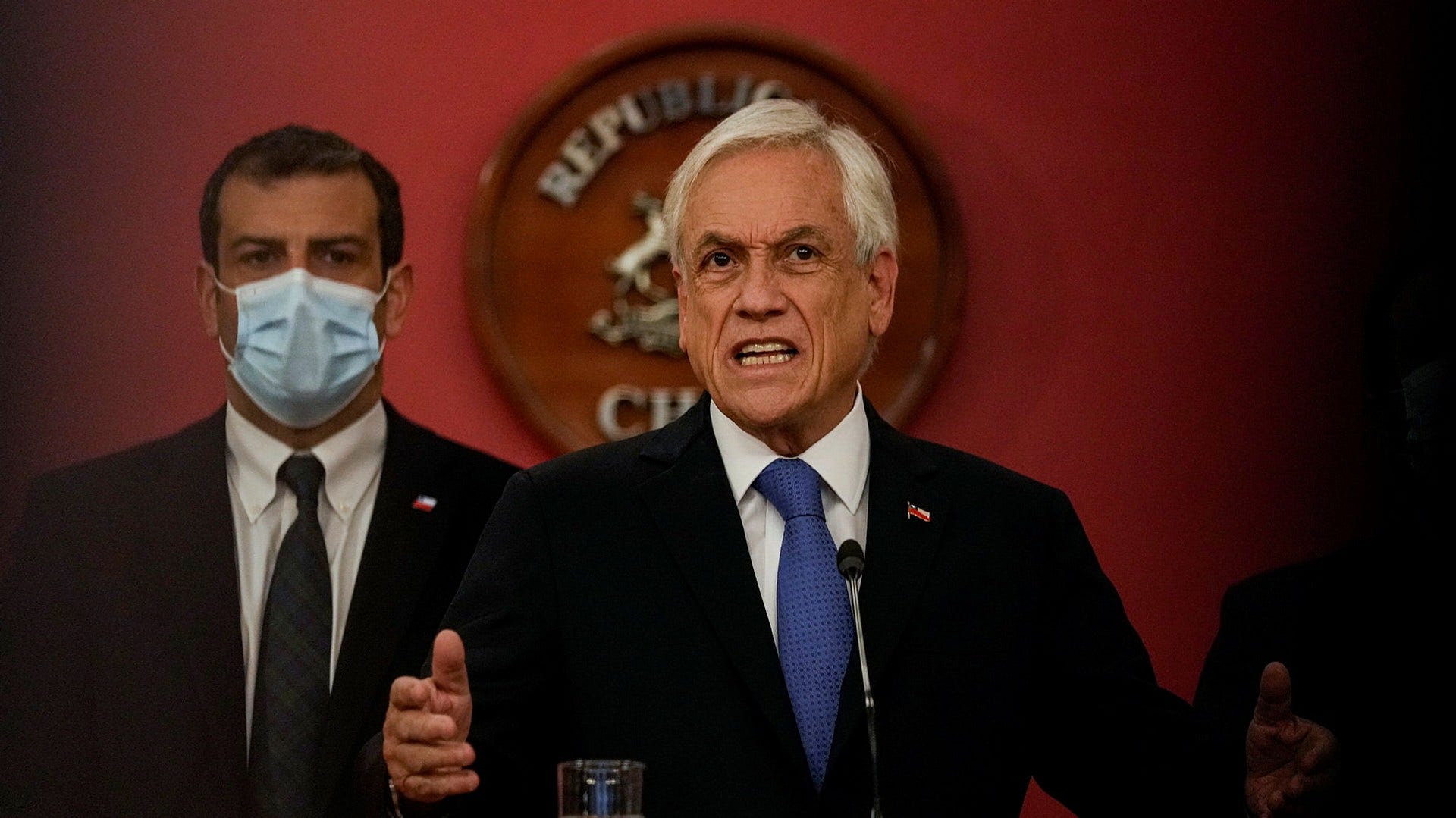 Chiles president Sebastian Piñera under pressträffen där han tillkännager att nödläge utfärdats i 72 samhällen.