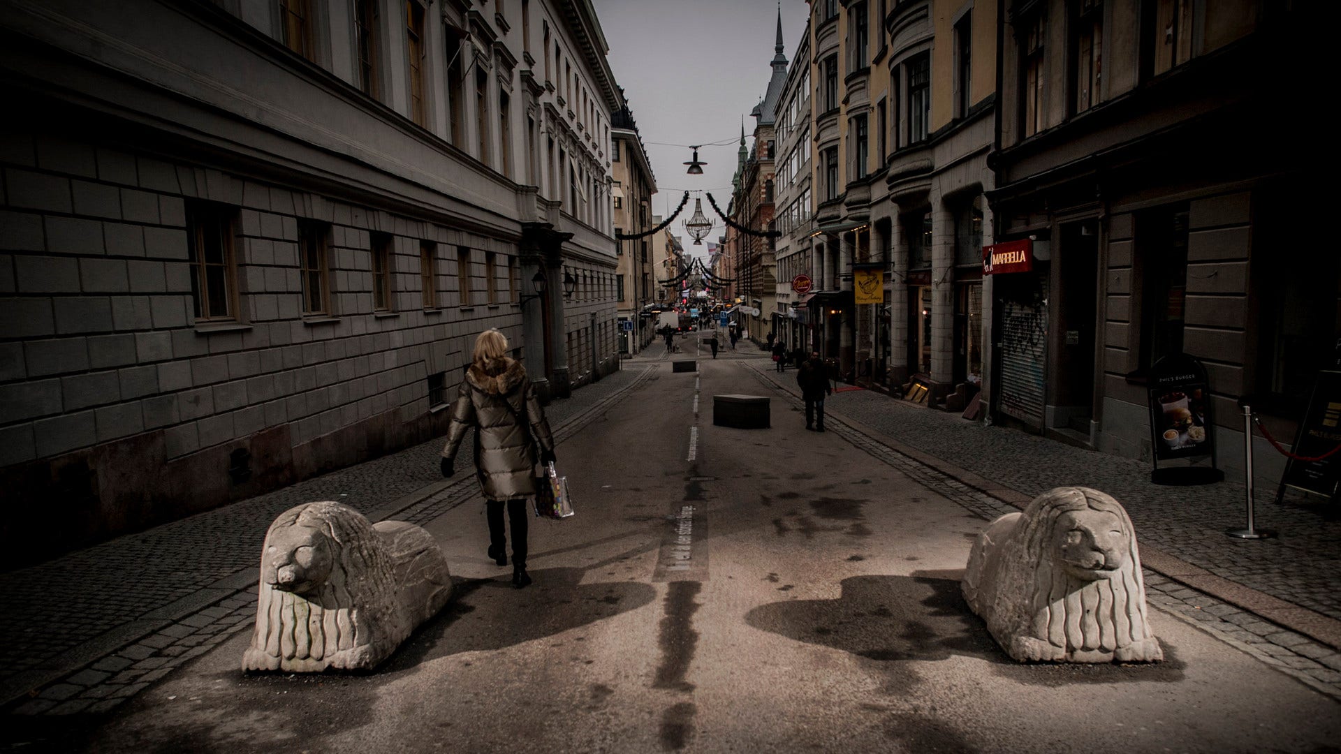 Två betonglejon på Drottninggatan i centrala Stockholm.