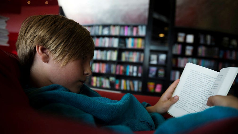 Framför allt unga män utan högskolestudier i bagaget väljer bort bokläsning.