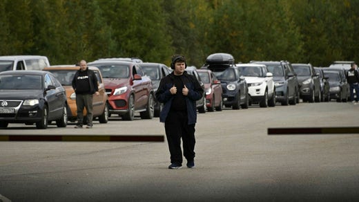 Negli ultimi giorni sono aumentati i valichi di frontiera tra Russia e Finlandia.  Qui, gli automobilisti russi fanno la fila al valico di frontiera vicino a Valima, nella Finlandia orientale.