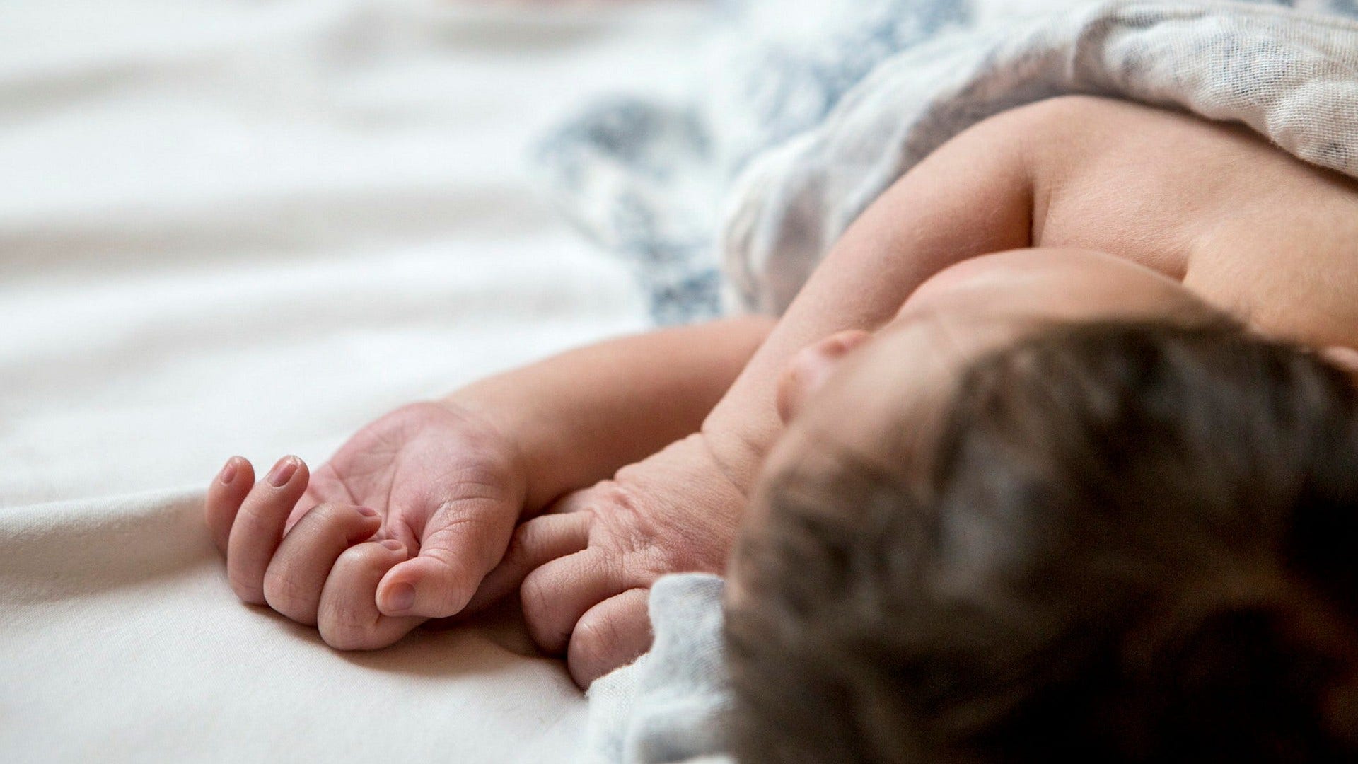 Region Stockholm uppmanar föräldrar med barn som är yngre än fyra månader att hålla deras äldre syskon hemma från förskolan