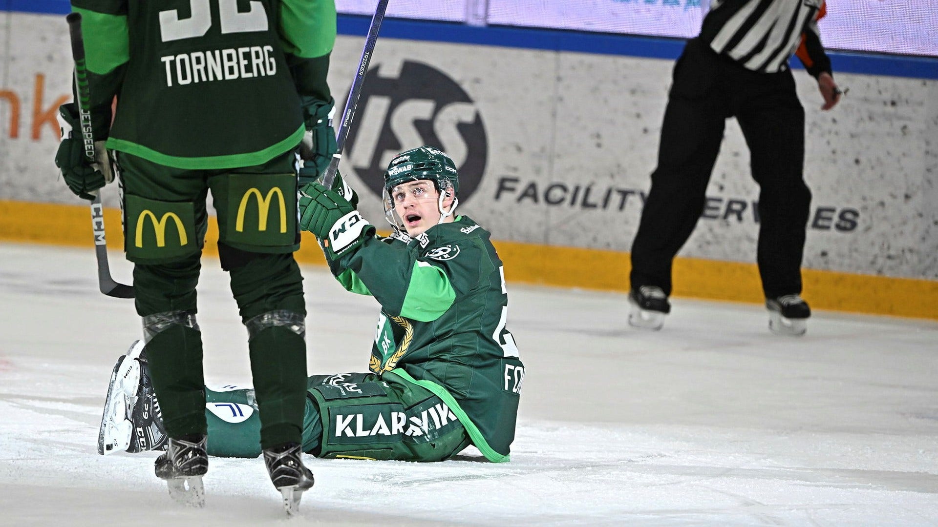 Färjestads Lucas Forsell firar 3–0-målet.