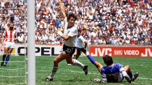 Gary Lineker gör ett av sina två mål mot Paraguay under fotbolls-vm i Mexiko 1986. Han fick inte ett enda gott kort under en 16 år lång spelarkarriär.