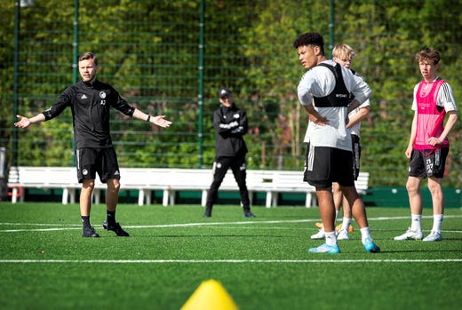 ”Vi skapar system för att U6 till U12 ska få bättre fotbollsträning, och det gör vi ju inte för att sjuåringarna ska åka runt i Europa och vinna matcher, utan för att alla barn ska få bättre träning. Man ser det inte som två olika sidor, utan man slår ihop det. Och det är en jättestor skillnad mot Sverige”, säger Alfred Johansson.