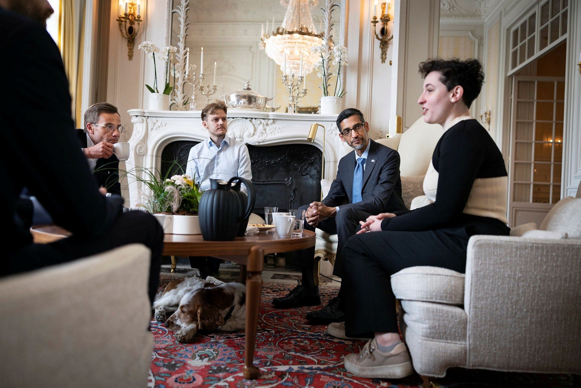 Sundar Pichai på besök hos statsminister Ulf Kristersson i Sagerska palatset. Med under samtalet är också Haluk Akay (med ryggen mot kameran), Anton Danker och Elisa Bin från KTH. Samt Winston under bordet.
