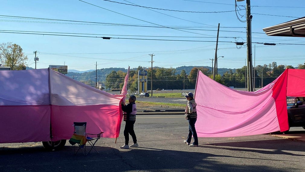 Fuori dalla reception aperta di recente a Bristol, gli attivisti fanno la guardia all'esterno. Mettono cartelli per proteggere la privacy dei pazienti contro gli oppositori del diritto all'aborto che spesso compaiono dall'altra parte della strada.