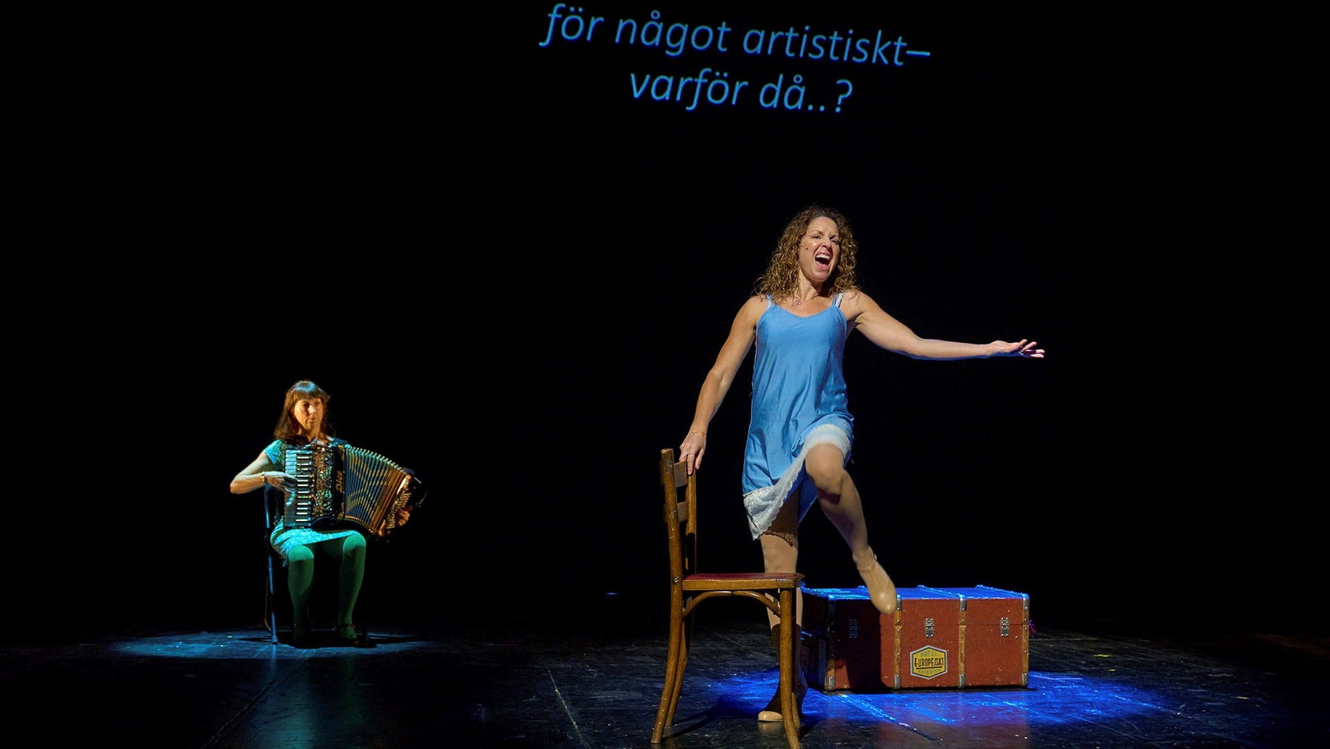 ”Show bizniz – på jiddisch” väver samman utdrag från scen och film med Sara Sommerfelds personliga berättelse. Vissa texter är på jiddisch, men allt översätts till svenska.