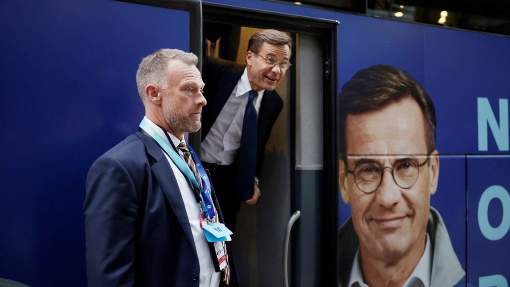 Ulf Kristersson anländer till Moderaternas valvaka på Clarion hotell på Norra bantorget på söndagen.