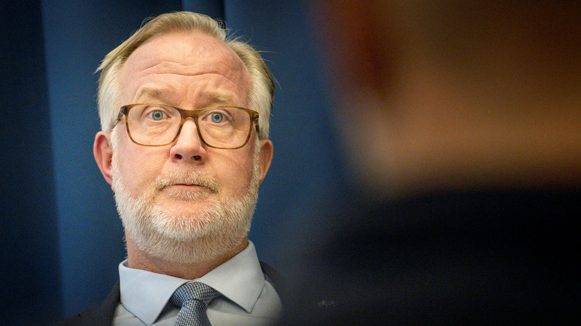 Integrationsminister Johan Pehrson (L) vill utreda om flera ersättningar till nyanlända ska avskaffas.