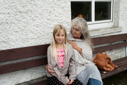 Alia Farber och hennes mormor Lia Farber bor i ett hus i närheten av Kappel.