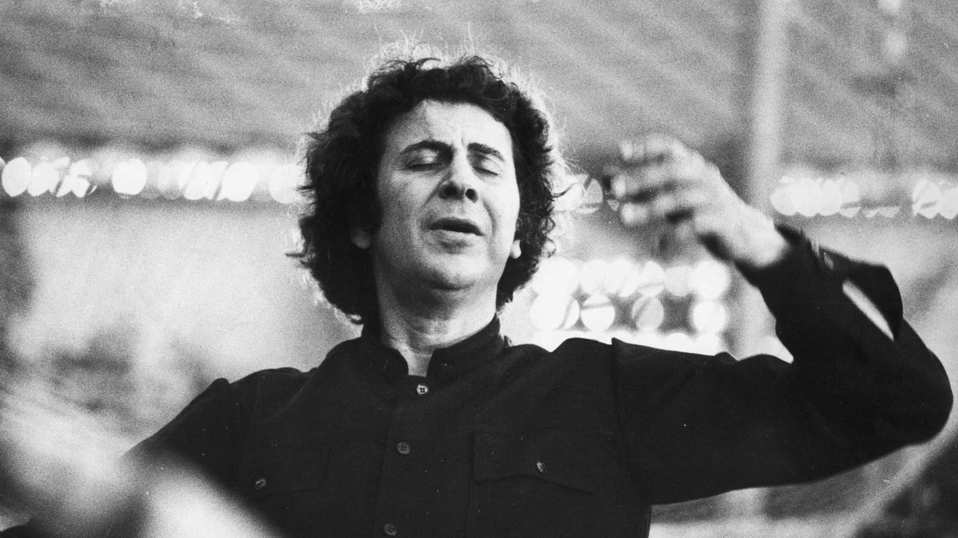 Mikis Theodorakis på stora scenen på Liseberg 1973.