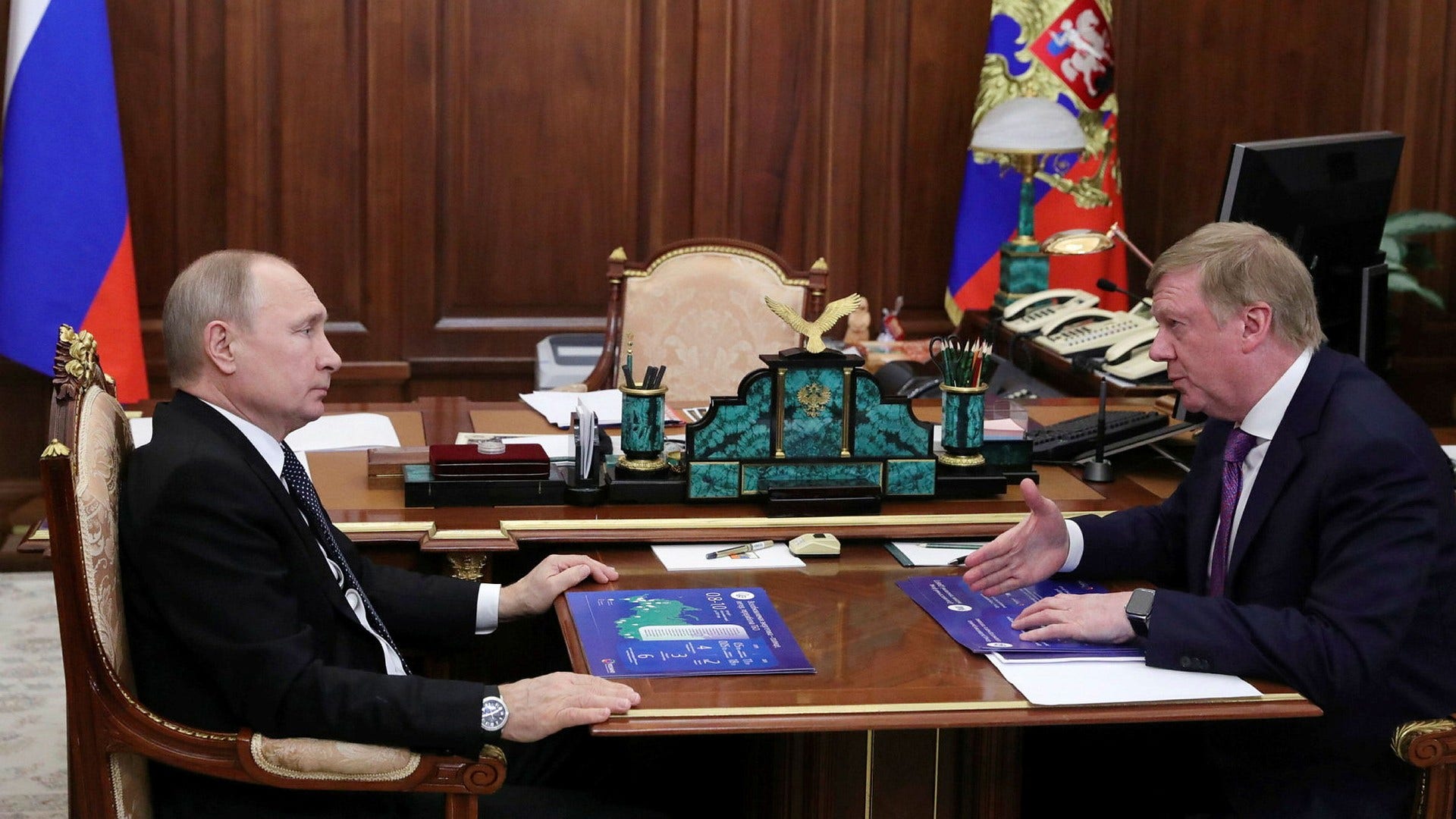 Rysslands president Vladimir Putin och ”kungamakaren” Anatolij Tjubajs på en bild från Kreml 2019.