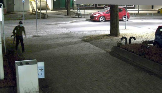 Mitt i natten sprang männen runt med automatvapen på Malmvägen.