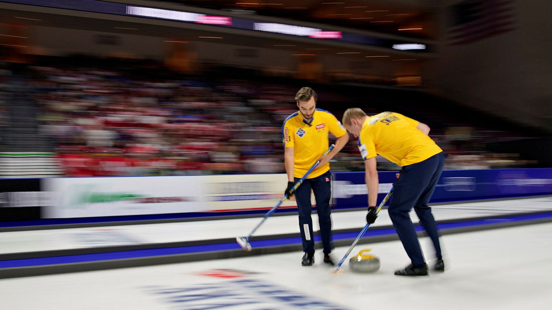 Oskar Eriksson och Daniel Magnusson under finalen mot Kanada i curling-VM 2022.