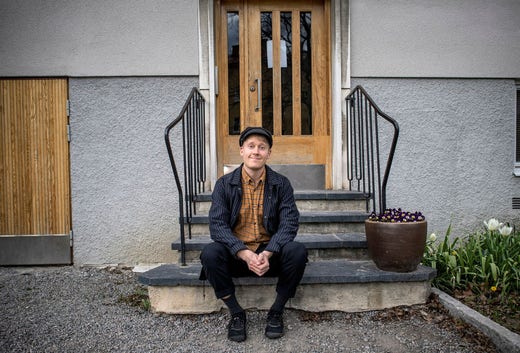 ”Att jobbet försvann var dock förmodligen det bästa som kunde hända mig. Nu vågar jag satsa fullt ut på min dröm att arbeta som lärare som jag haft i hela mitt liv”, säger Olli Pettersson.