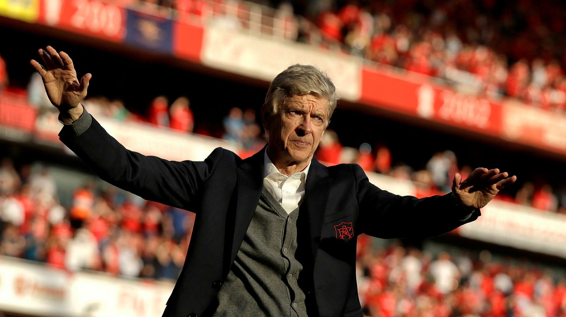 Arséne Wenger hyllades på Emirates stadium efter sista hemmamatchen som Arsenaltränare 2018.