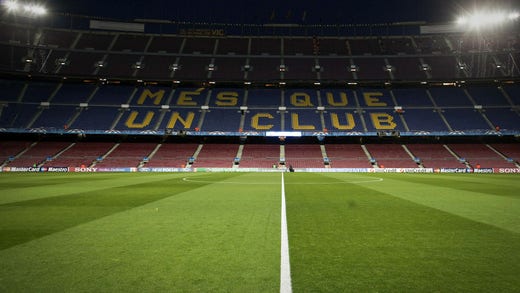 Likt många andra fotbollsarenor ekade Camp Nou tomt i inledningen av pandemin.