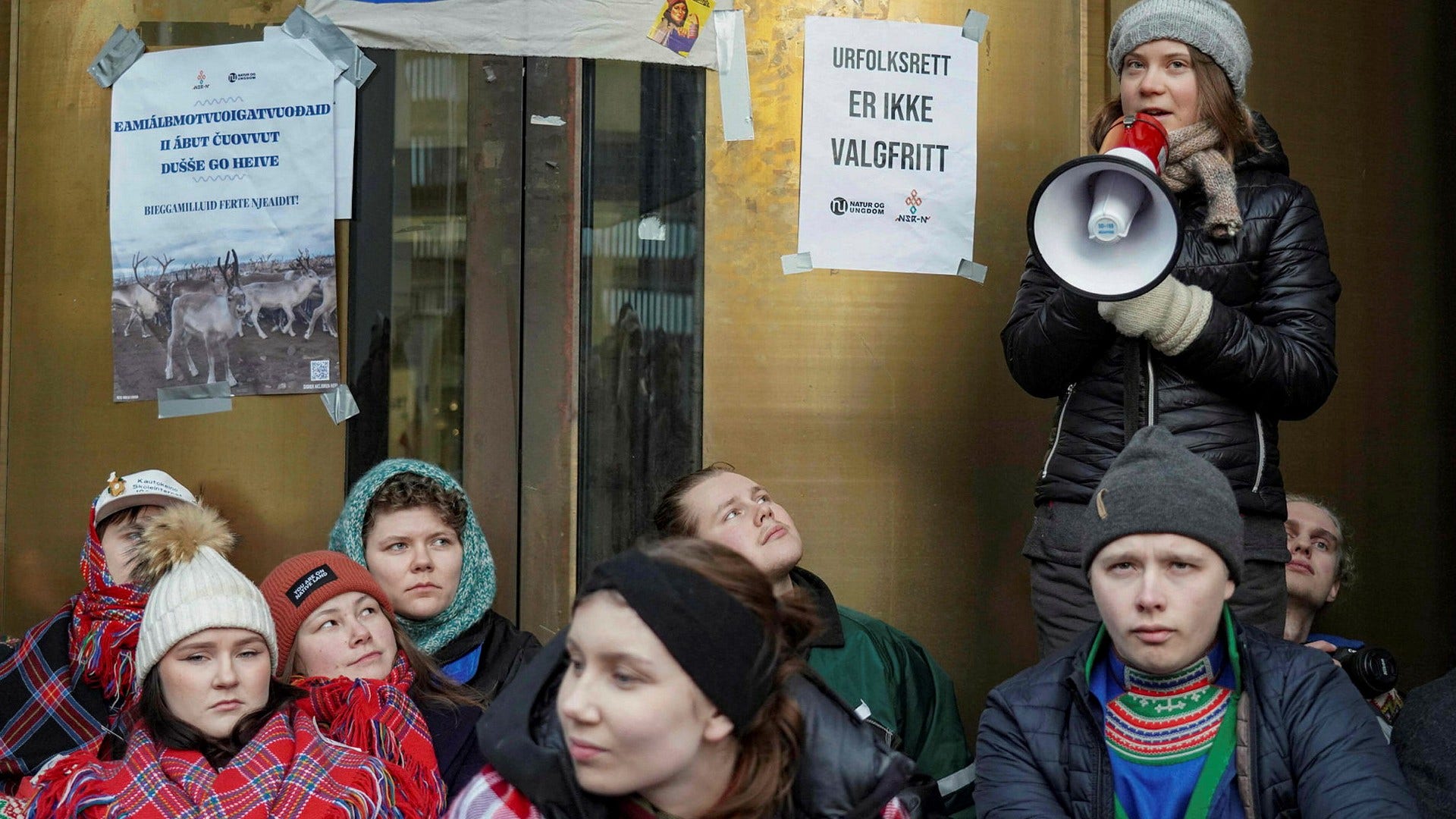 Greta Thunberg demonstrerar tillsammans med aktivister från organisationerna Natur och ungdom och Norska samers riksförbund Nuorat.