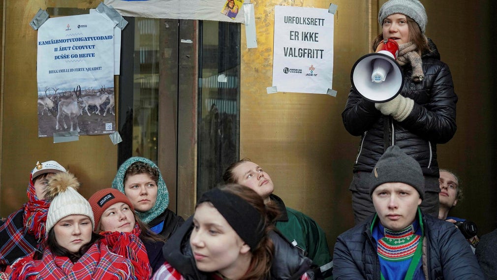 Greta Thunberg demonstrerar tillsammans med aktivister från organisationerna Natur och ungdom och Norska samers riksförbund Nuorat.