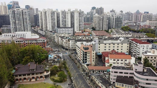 26-miljonersstaden Shanghai som är Kinas ekonomiska centrum ligger öde sedan staden satts i lockdown i början av april. De hårda restriktionerna är en käftsmäll för svenska företag i Kina.