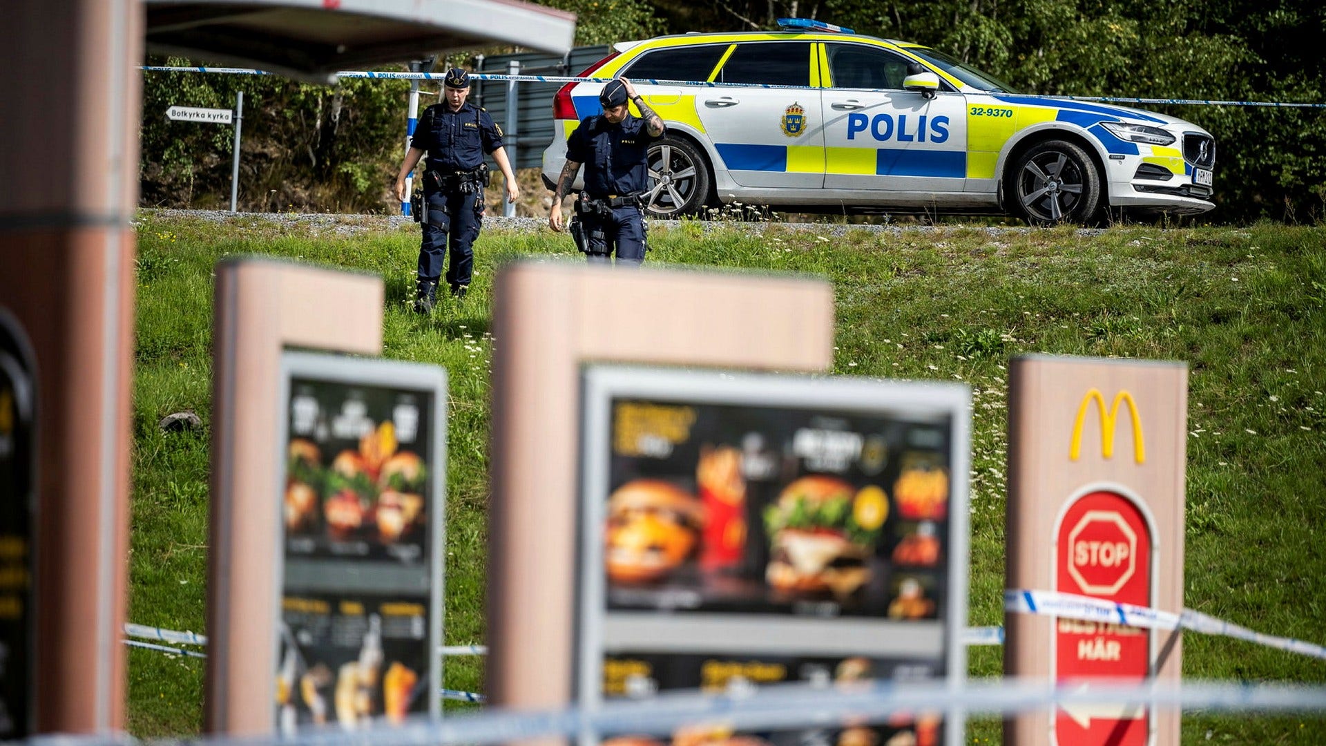 Natten till den 2 augusti 2020 tog Adriana med sig sin hund och gick till McDonald's för att äta. Det hon inte visste var att där fanns gängkriminella som i åratal försökte ha ihjäl varandra.