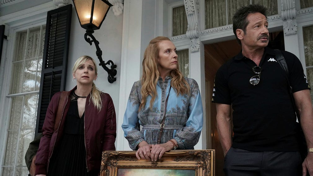 Anna Faris, Toni Collette och David Duchovny i ”The estate”