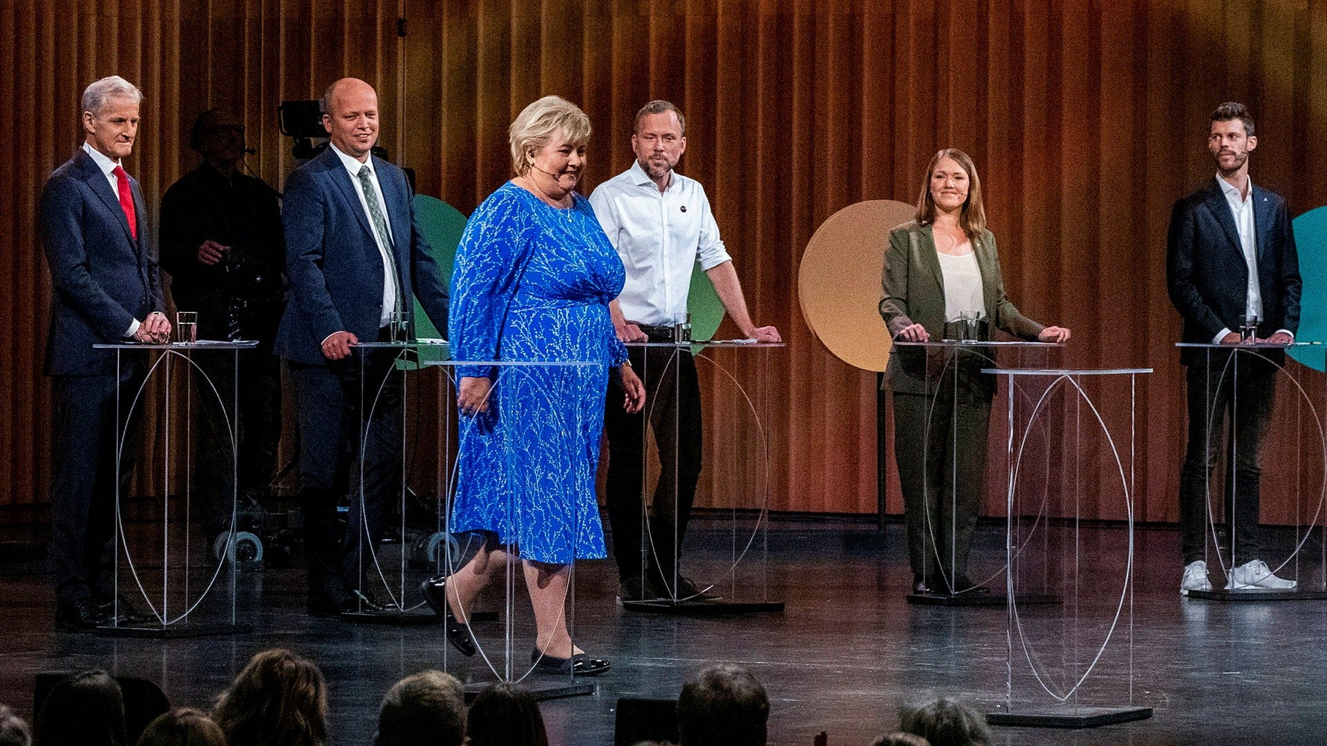 Arbeiderpartiets ledare Jonas Gahr Støre, Senterpartiets ledare Trygve Slagsvold Vedum, Høyres ledare och Norges statsminister Erna Solberg, Sosialistisk Venstrepartis ledare Audun Lysbakken, Miljøpartiet De Grønnes ledare Une Aina Bastholm og Rødts partiledare Bjørnar Moxnes under partiledardebatten i Bodø.