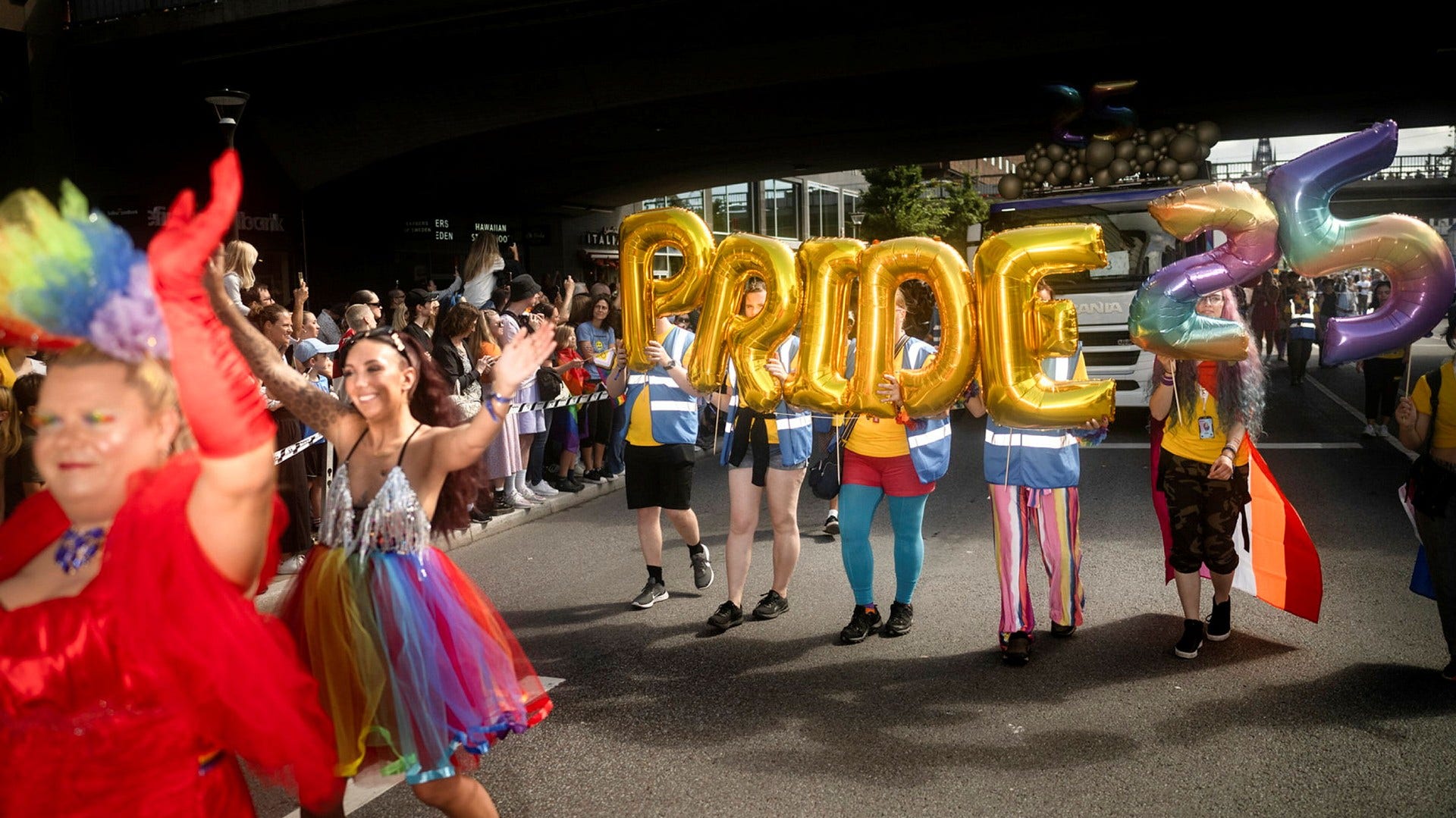 Uppemot en halv miljon samlades för att titta på pridetåget.
