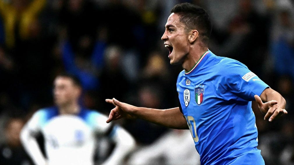 Italiens Giacomo Raspadori jublar efter 1–0-målet.