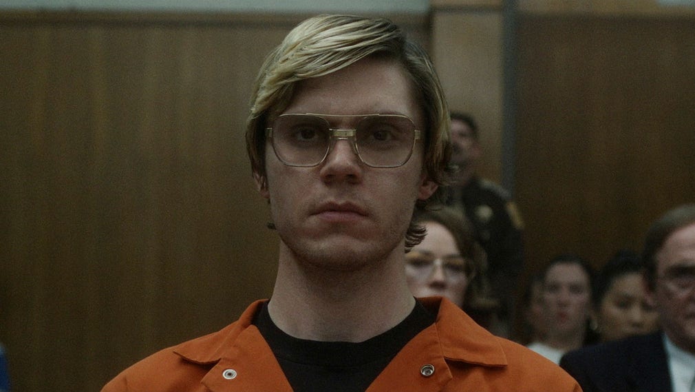 Evan Peters som Jeffrey Dahmer i tv-serien ”Dahmer”. En person som porträtteras i serien har gått till angrepp mot Netflix för att de inte kontaktade henne på förhand.