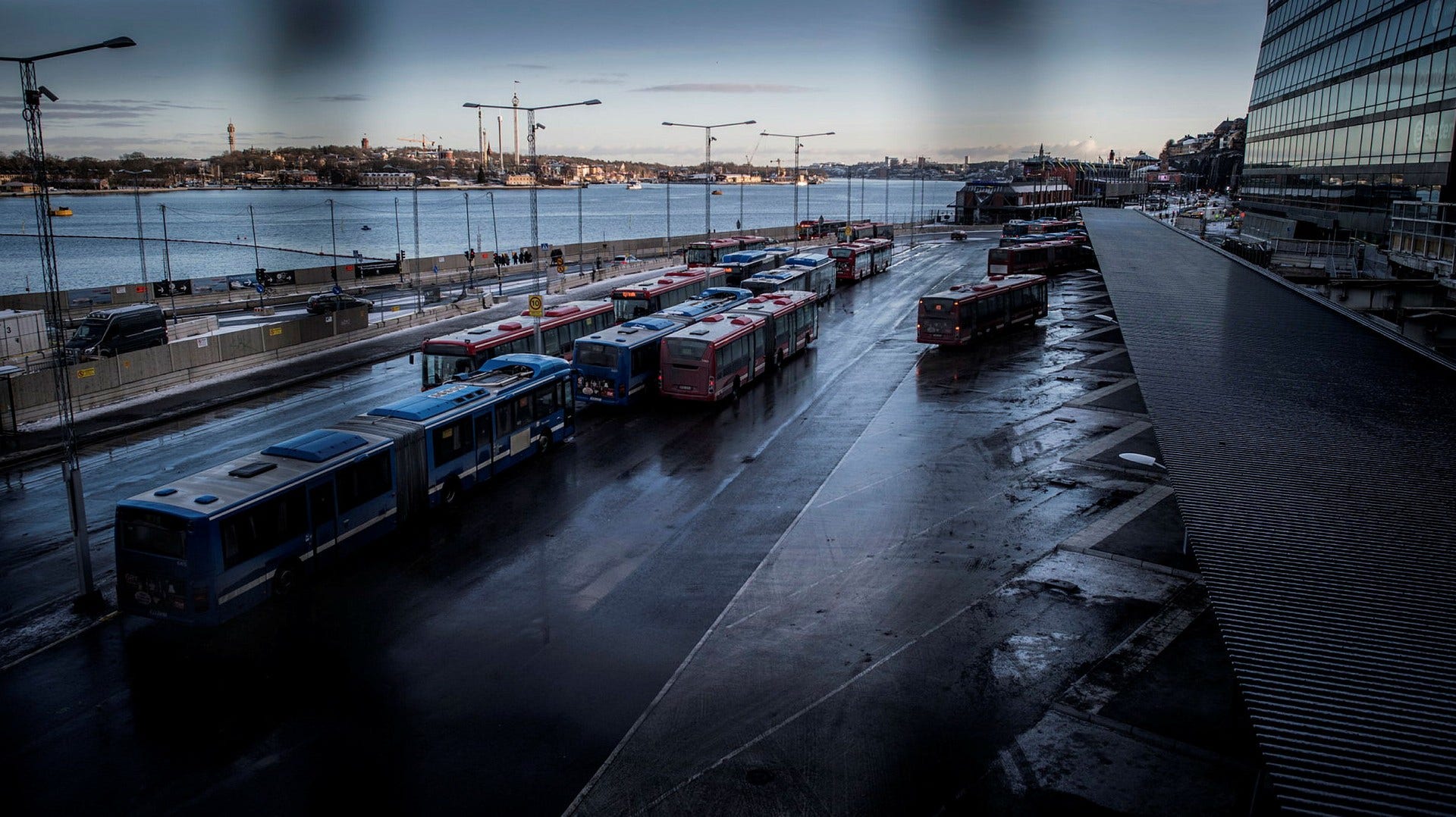 Den tillfälliga bussterminalen under ombyggnaden av Slussen i Stockholm. Om Nobelcenter skulle byggas här skulle det skapa ett kaos för SL-bussarna, anser insändarskribenten.