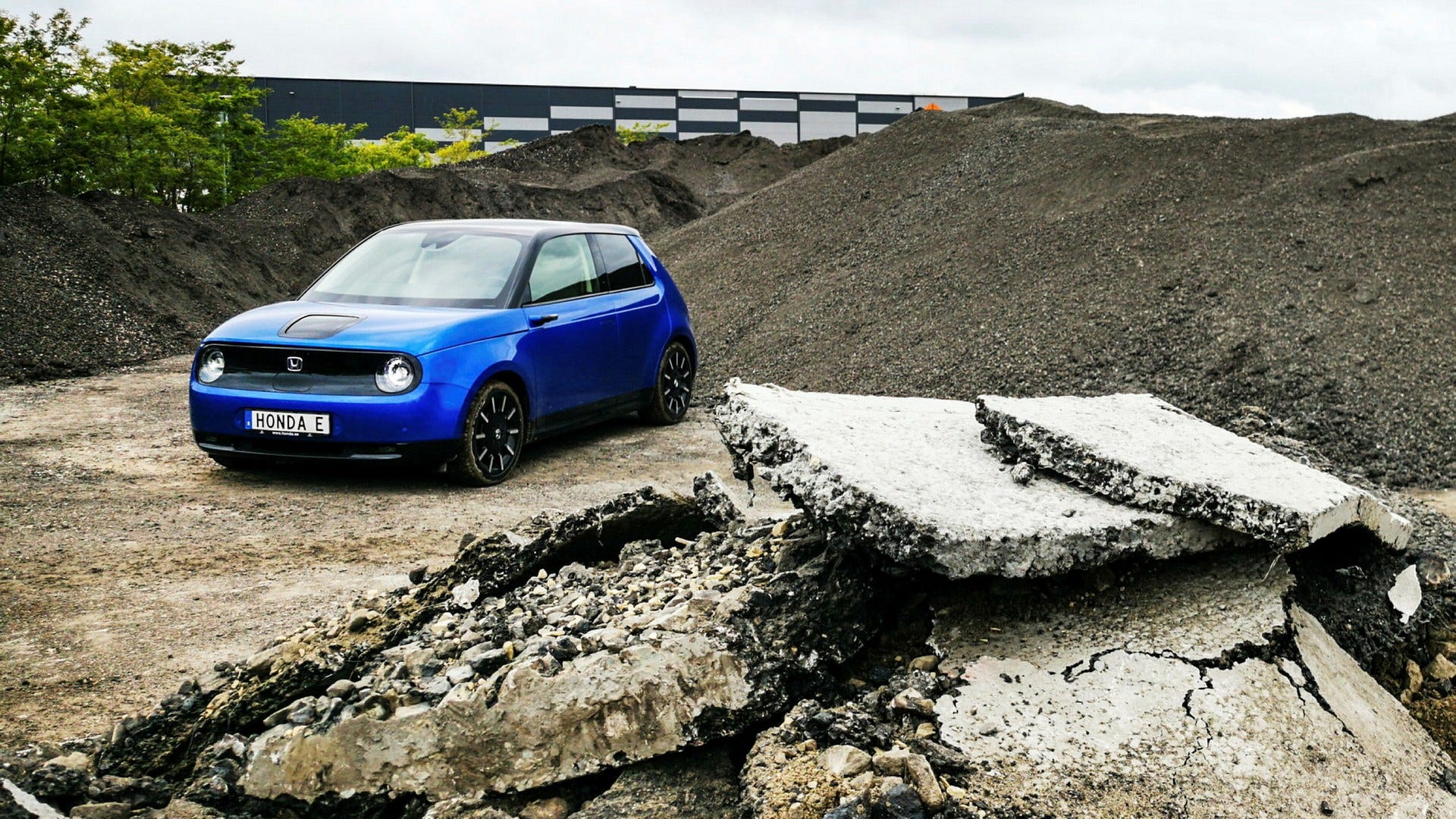 Elbilen Honda e har en liten kostym, den är bara 389 centimeter lång och 175 bred. Men på insidan är den fullsmetad med spännande teknik.