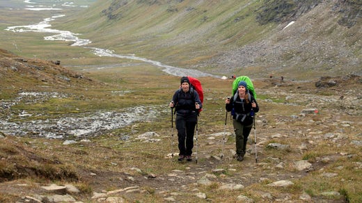 På väg uppför Tjäktjapasset utefter Kungsleden.