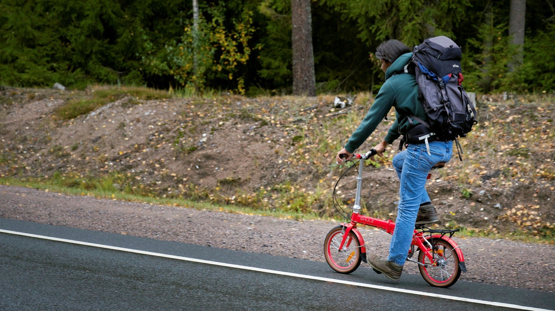 Rysk man på väg med cykel över den rysk-finska gränsen i slutet av september. Nu borde Sverige till skillnad från Finland ge dessa desertörer asyl. anser insändsarskribenten.