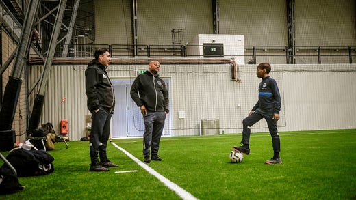 Ken Ring (mitten) tillsammans med ungdomstränaren Carlos Morales (vänster) och en av killarna i laget för pojkar födda 2012.
