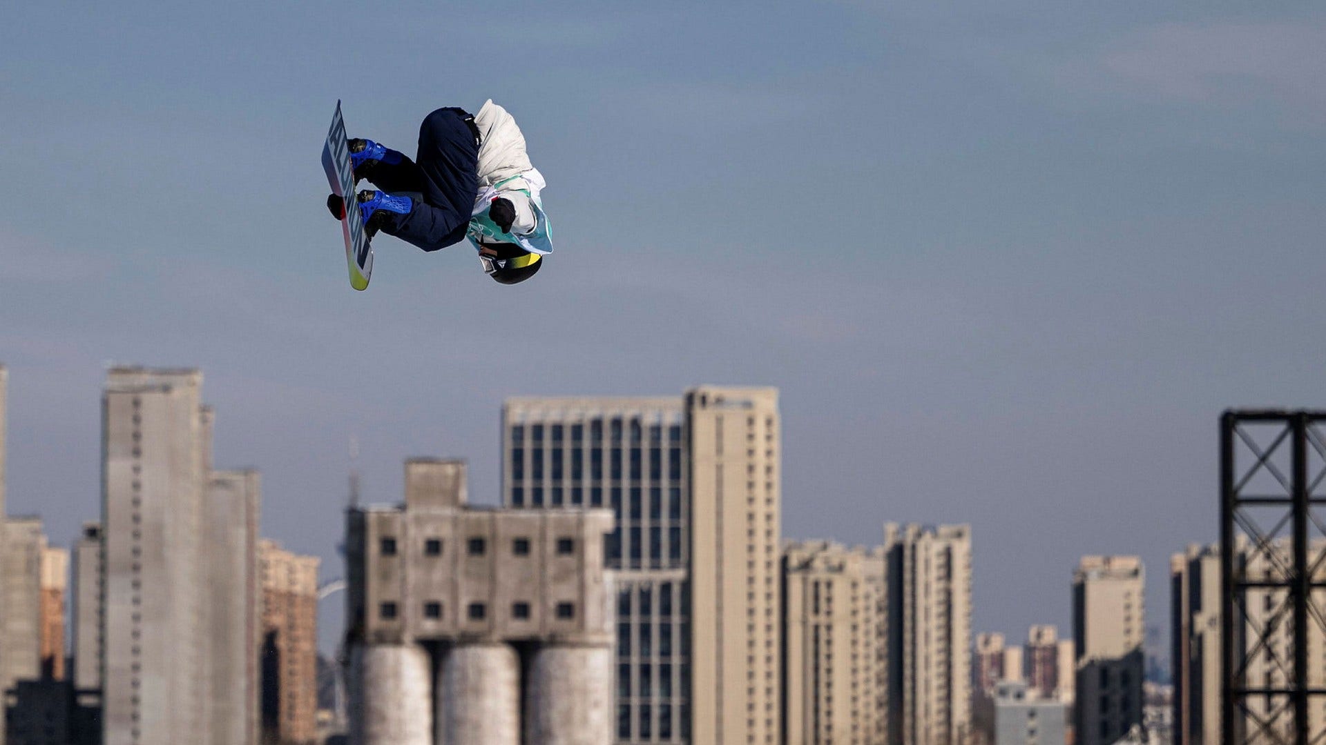 Sven Thorgren – här i måndagens big air-kval i Peking – jagar karriärens första OS-medalj i tisdagens final.