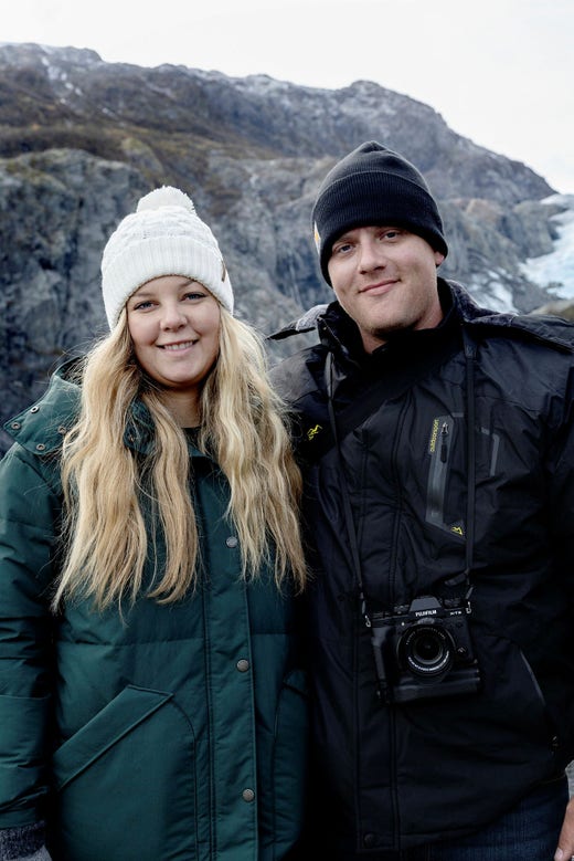 Smekmånadsparet Kimbery och Martin Mathis tycker att det är vackert men sorgligt att se glaciären.