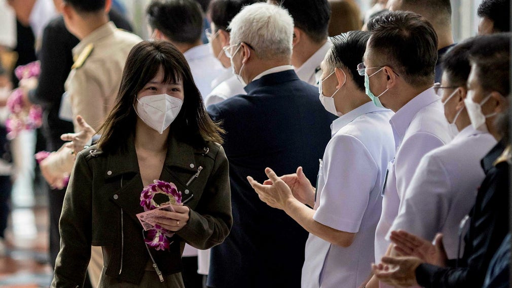 Resenärer välkomnas på flygplatsen Suvarnabhumi i Bangkok efter att Kina släppt på sina restriktioner.