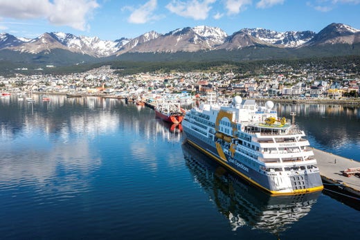 Ushuaia i Patagonien. Bilden är tagen under argentinsk sommartid (december 2021).