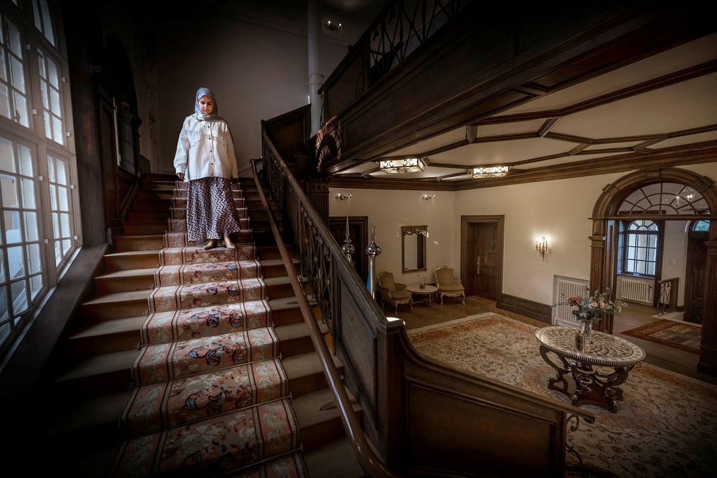 I dag är det lugnt hemma hos ambassdören i Djursholm, men Enass Alshahwan försöker regelbundet planera in möten med svenskar från olika håll och kanter. ”Jag vill verkligen lära känna landet på djupet”, säger hon.