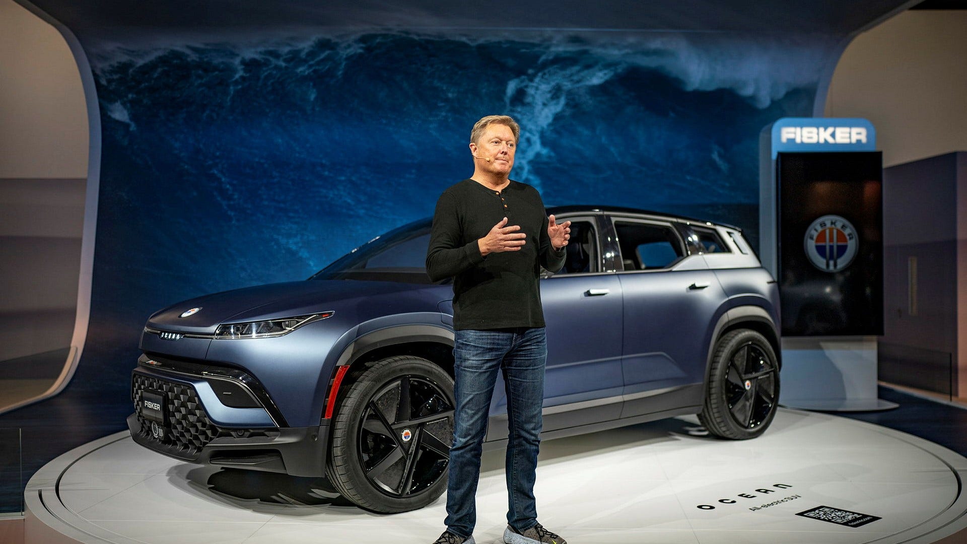 Henrik Fisker, vd och designer, visar upp den helelektriska modellen Ocean. Bilen kan så småningom få solpaneler på taket.