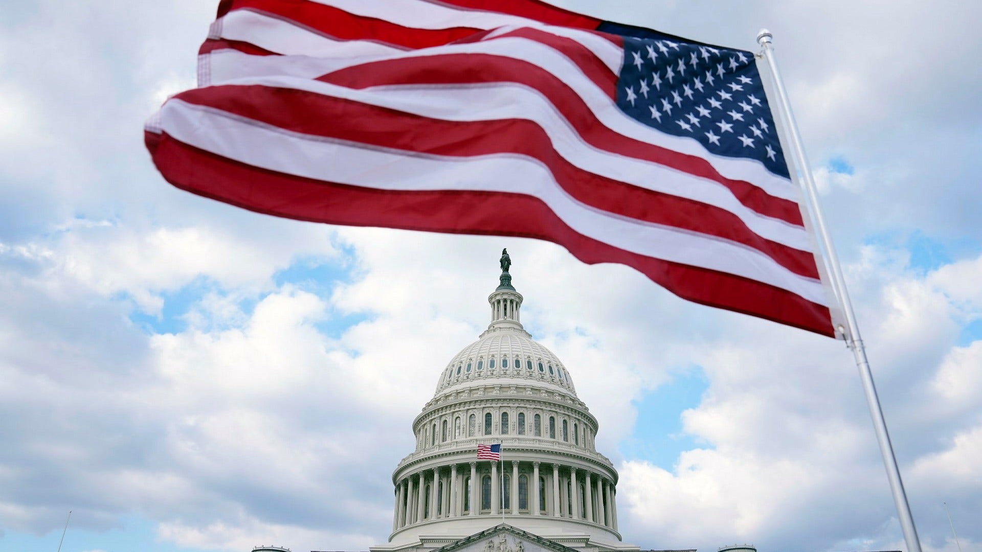 Den amerikanska flaggan utanför Kapitolium i Washington. Under natten mot onsdag håller Joe Biden sitt årliga tal om tillståndet i nationen inför kongressen.