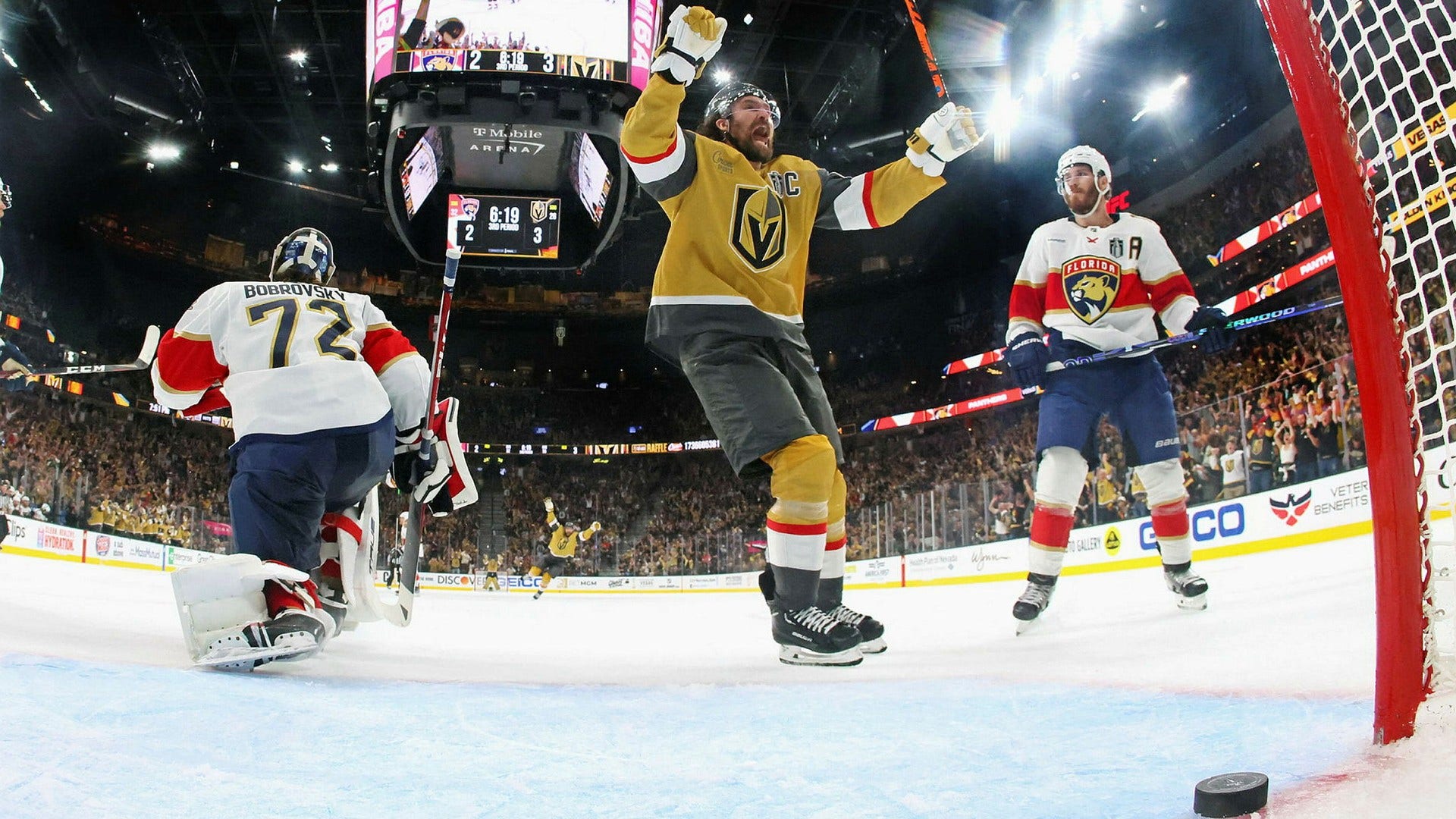 Vegas Mark Stone firar efter att ha gjort mål i den tredje perioden mot Florida.