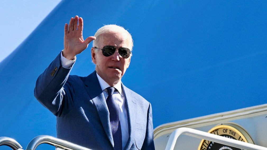 Il presidente degli Stati Uniti Joe Biden si imbarca sull'Air Force One per volare a Belfast.