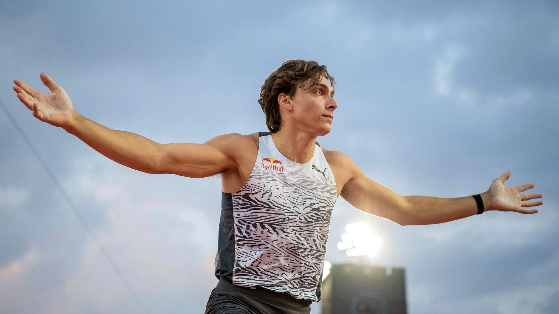 The highest outdoor pole vault ever by Duplantis