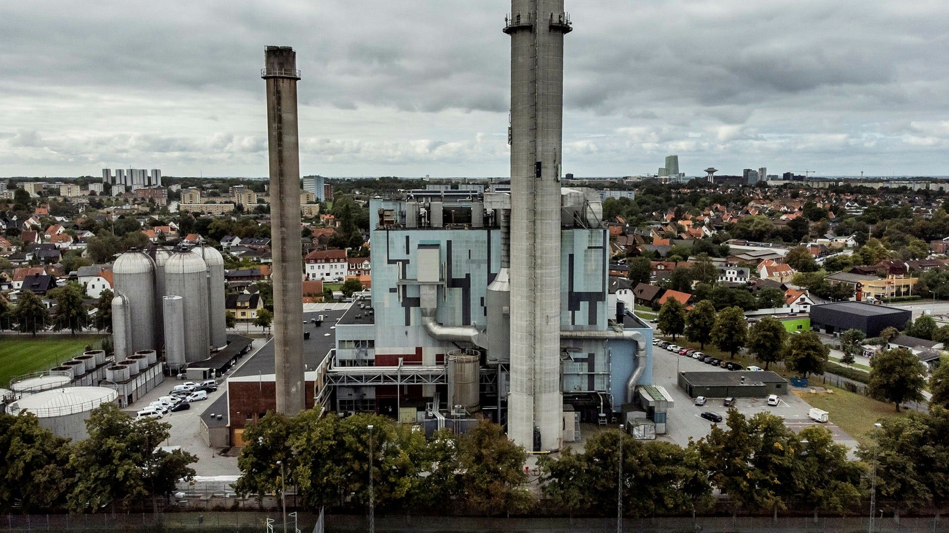 Kraftvärmeverket Heleneholmsverket i centrala Malmö, i drift sedan 1960. Nu förbereds det för att köras på olja i vinter.